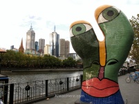 Escultura moderna junto al río Yarra, Melbourne