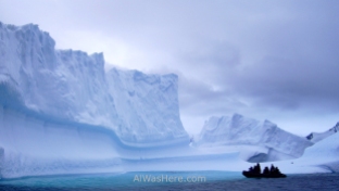 Lancha junto a un iceberg en Lemaire, Antártida
