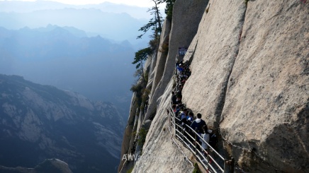 La entrada a las planchas de madera (que se pueden ver en la parte inferior de la imagen), consideradas por muchos el sendero más peligroso del mundo, Monte Hua, China