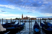 Góndolas frente a la Basílica de San Giorgio Maggiore, Venecia, Italia