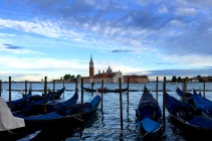Góndolas frente a la Basílica de San Giorgio Maggiore, Venecia, Italia