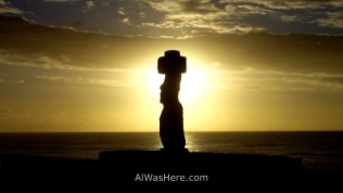 Puesta de sol y moai, Isla de Pascua, Chile