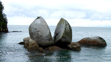 El Split Apple (que significa "manzana partida) Rock es una curiosa roca granítica partida en dos situada en un promontorio a apenas 50 metros metros de la orilla en Kaiteriteri, pero a poca profundidad, puede llegarse a ella en kayak o incluso vadeando en marea baja. Otro más de los caprichos de la naturaleza de este país