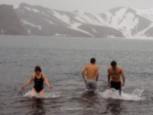 Yo a la derecha de la imagen saliendo del agua mientras nevaba