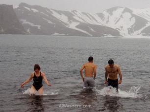 Yo a la derecha de la imagen saliendo del agua mientras nevaba