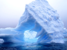 El más azul de los glaciares que vimos en todo el viaje a la Antártida fue éste con forma de triángulo hueco