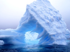 El más azul de los glaciares que vimos en todo el viaje a la Antártida fue éste con forma de triángulo hueco